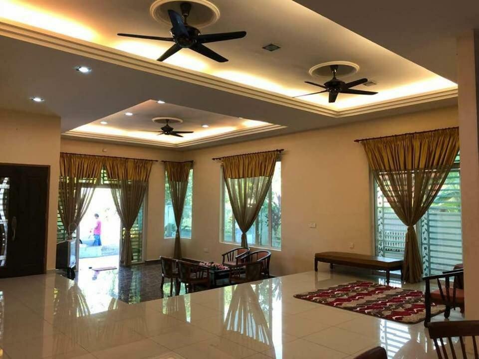 Leissa Homestay Ayer Hitam Exterior foto